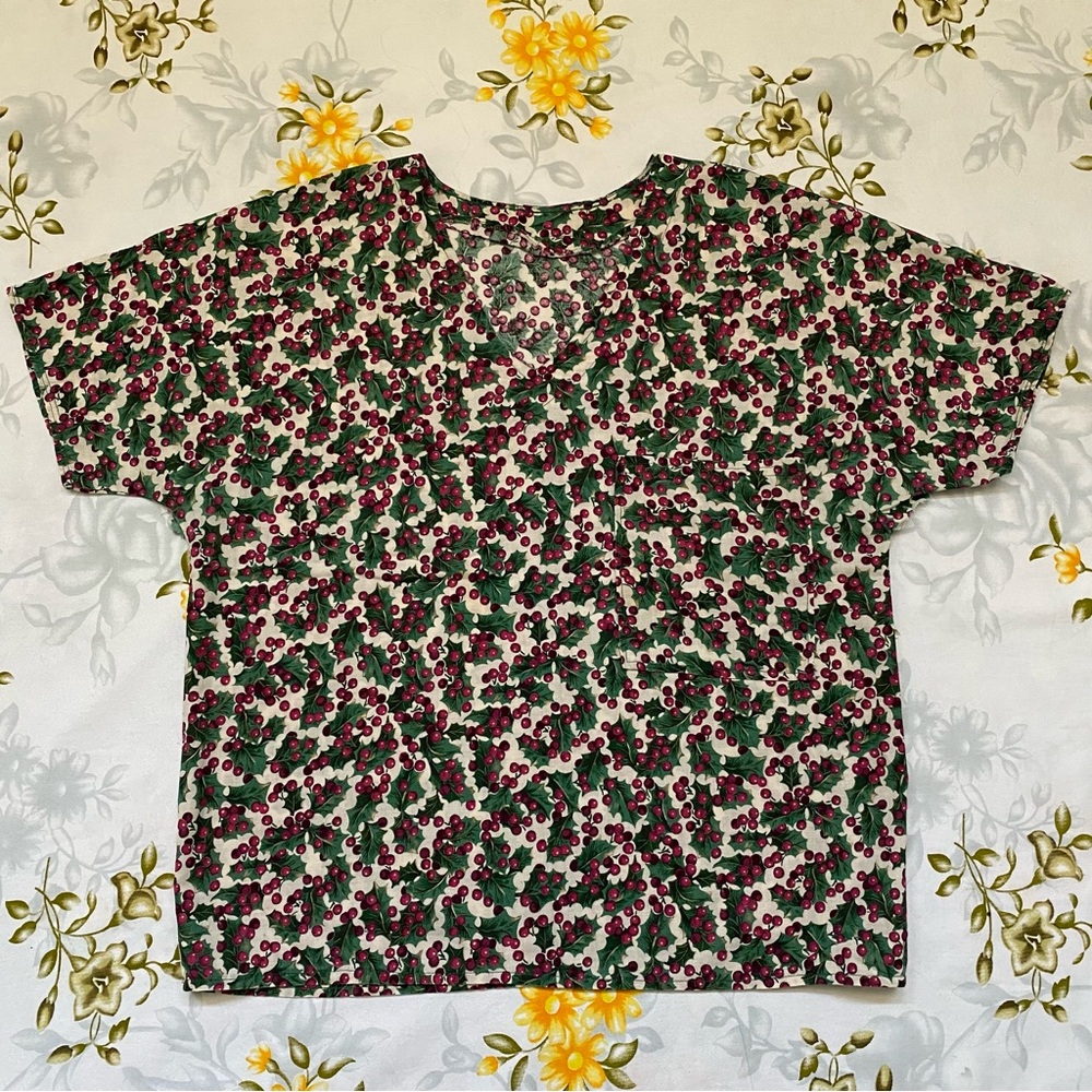 Mistletoe Size M Scrub Top